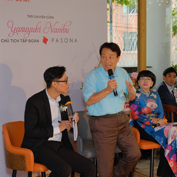 Ông Yasuyuki Nambu chia sẻ quan điểm của ông trong kinh doanh. Bên phải là bà Phan Thị Tuyết Mai - Phó Chủ tịch HAWEE
