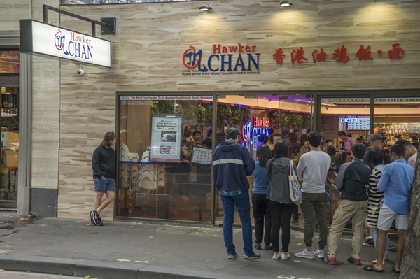 Du khách xếp hàng tại nhà hàng Hawker Chan nhượng quyền ở Melbourne, Úc