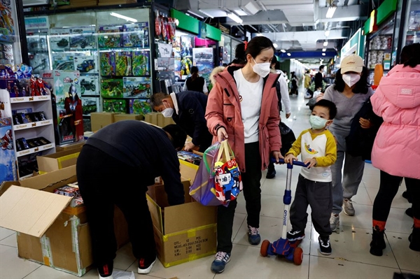 Tỉ lệ tiết kiệm hộ gia đình ở Trung Quốc đạt 33% vào năm 2022. Ảnh: Reuters.