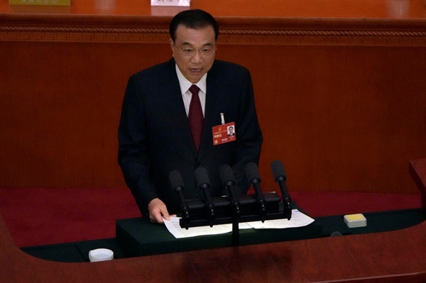 Thủ tướng Trung Quốc Lý Khắc Cường phát biểu trong phiên khai mạc của Đại hội Đại biểu Nhân dân Toàn quốc. Ảnh: AP.