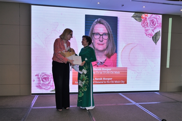 Bà Dung tặng hoa đến bà Sarah Hooper - Tổng lãnh sự quán Úc tại TP.HCM