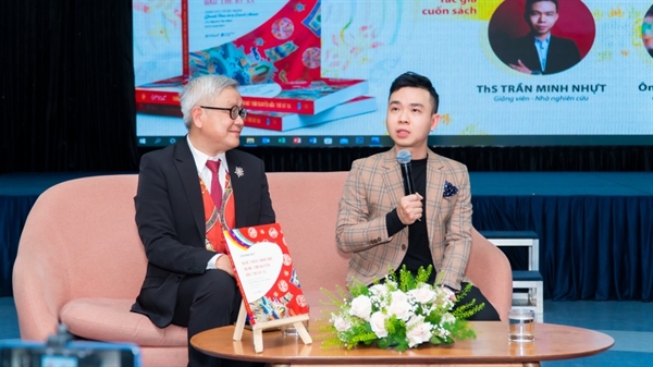 Nhà nghiên cứu mỹ thuật Ngô Kim Khôi và tác giả Trần Minh Nhựt (phải) chia sẻ với độc giả về quyển sách