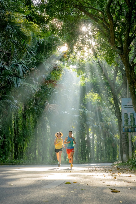 Trai nghiem doc dao tai cung duong Ecopark Marathon 2023
