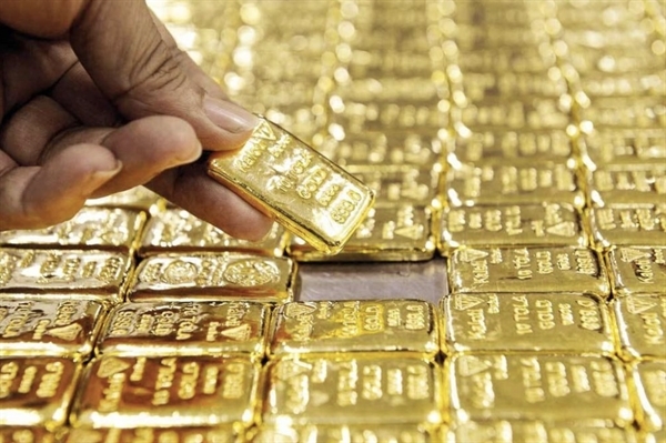 Giá vàng tăng mạnh lên đỉnh 6 tuần khi được giới đầu tư tìm đến như một kênh trú bão. Ảnh: Reuters