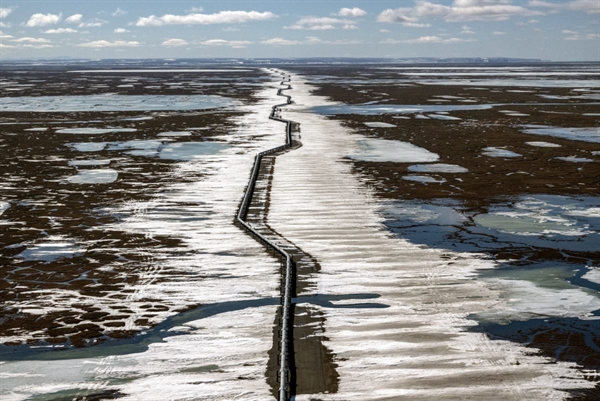 Một đường ống dẫn dầu trải ngang Vịnh Prudhoe ở North Slope Borough, Alaska. Ảnh: Getty Images.