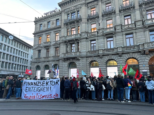 Biểu tình bên ngoài Credit Suisse trên Paradeplatz ở Zurich vào ngày 20 tháng 3. 