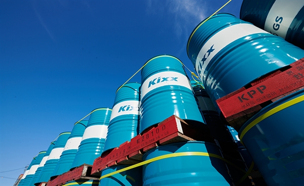 Hàng nghìn thùng dầu công nghiệp chất lượng cao được đóng gói tại nhà máy của Kixx để phân phối ra toàn cầu
