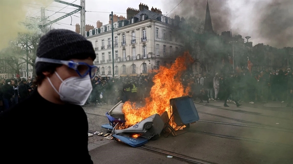 Cuộc biểu tình phản đối cải cách lương hưu, ở Nantes, Pháp, ngày 23/3/2023. Ảnh: Reuters.