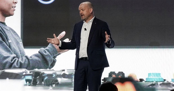 Jorg Burzer, Thành viên Hội đồng quản trị của Mercedez-Benz tại lễ khai trương Nhà máy sản xuất pin xe điện Mercedes-Benz năm 2022. Ảnh: Reuters
