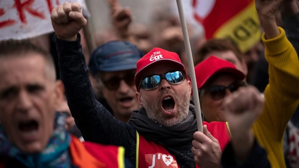 Một người biểu tình hét lên trong một cuộc biểu tình ở Marseille, miền nam nước Pháp, vào ngày 23 tháng 3 năm 2023.
