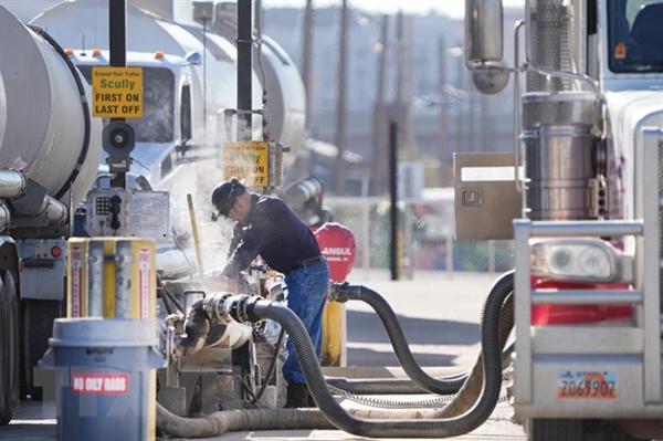 Bơm dầu thô tại một cơ sở lọc dầu ở Salt Lake City, bang Utah, Mỹ. Ảnh: AFP/TTXVN