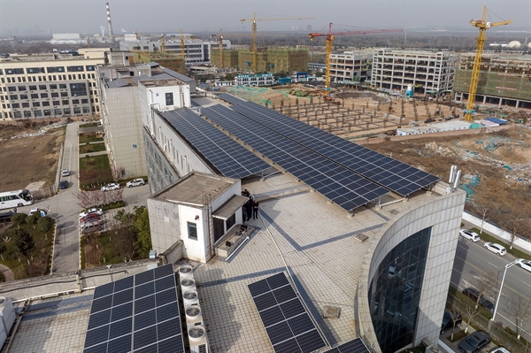 Việc lắp đặt năng lượng mặt trời trên mái nhà tại các nhà máy và tòa nhà thương mại đã tăng lên đáng kể trong những năm gần đây