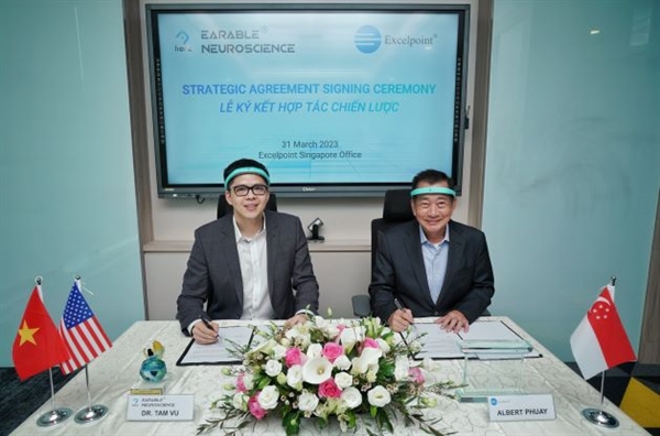 Ông Tâm Vũ - CEO Công ty Earable Neuroscience US (bên trái), và Ông Albert Phuay - Chủ tịch Công ty Excelpoint (bên phải)