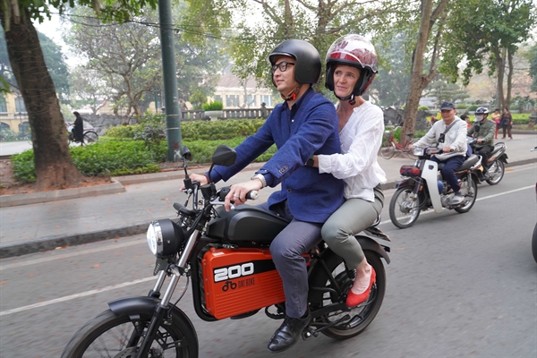 Tổng giám đốc Cơ quan Phát triển Quốc tế Mỹ Samantha Power bắt đầu ngày cuối cùng trong chuyến thăm bằng với việc trải nghiệm ngồi xe máy điện trên đường phố Hà Nội. Ảnh: USAID.