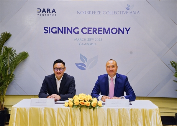 Đại diện của NCA-ông Nam Huynh(trái) và Dara Ventures – ông Thierry Tea(phải) ký kết hợp tác tại Phnom Penh