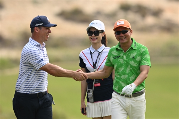 Paul Casey, tay golf sở hữu 21 danh hiệu toàn thế giới đang chia sẻ với chủ tịch VGS Bùi Đức Long về ấn tượng của anh khi du đấu tại Việt Nam