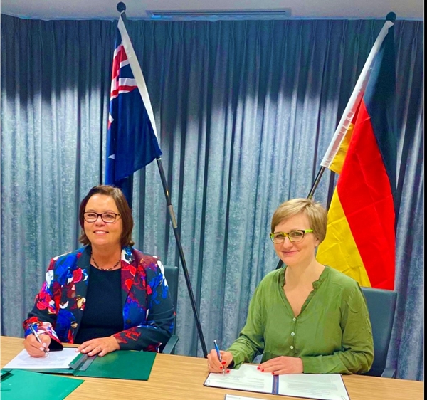 Hon Madeleine King, Minister for Resources and Minister for Northern Australia (left), and Dr. Franziska Brantner, Parliamentary State Secretary of the Ministry for Economic Affairs and Climate Action (right)