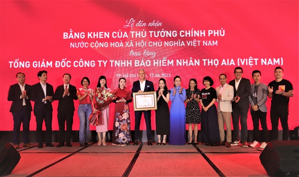 Ông David Wayne Besant và Ban Giám đốc AIA Việt Nam đón nhận Bằng khen của Thủ tướng Chính phủ