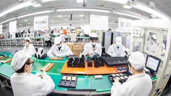 Công nhân tại một nhà máy sản xuất các sản phẩm pin lithium cho thị trường trong nước và quốc tế ở Nam Thông, tỉnh Giang Tô, Trung Quốc.