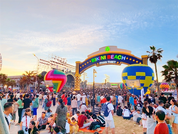 Hàng chục ngàn du khách tham dự Lễ Khai mạc Năm du lịch quốc gia 2023 tại quảng trường Bikini Beach, NovaWorld Phan Thiet, TP. Phan Thiết, Bình Thuận 