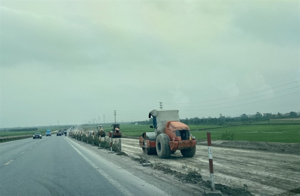 The project connecting Hanoi-Haiphong and Cau Gie-Ninh Binh highways is being accelerated. Photo by Pham Dang.