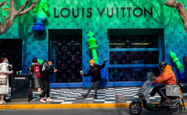 Louis Vuitton là thương hiệu xa xỉ đầu tiên có doanh thu hằng năm vượt 20 tỉ euro. Ảnh: FT.