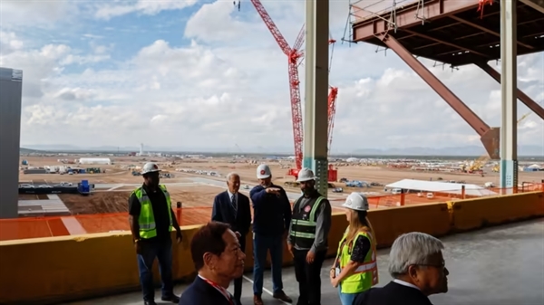 Mặc dù có sự hỗ trợ từ Tổng thống Hoa Kỳ Joe Biden, nhưng Công ty Sản xuất Chất bán dẫn Đài Loan sẽ gặp khó khăn trong việc xây dựng một hệ sinh thái chất bán dẫn tích hợp theo chiều dọc cho nhà máy mới của mình ở bang Arizona. © Reuters