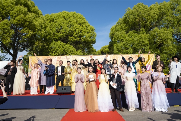 Các anh chị em nghệ sĩ đến từ Việt Nam tham dự Lễ hội Giỗ tổ Hùng Vương tại Osaka 2023