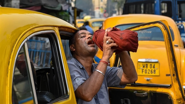 Một tài xế taxi uống nước từ chai trong cái nóng buổi trưa ở Kolkata, Ấn Độ, vào ngày 18/4.