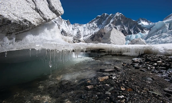 Các sông băng trên dãy Himalaya là nguồn nước cho 250 triệu người. Ảnh: Alex Treadway