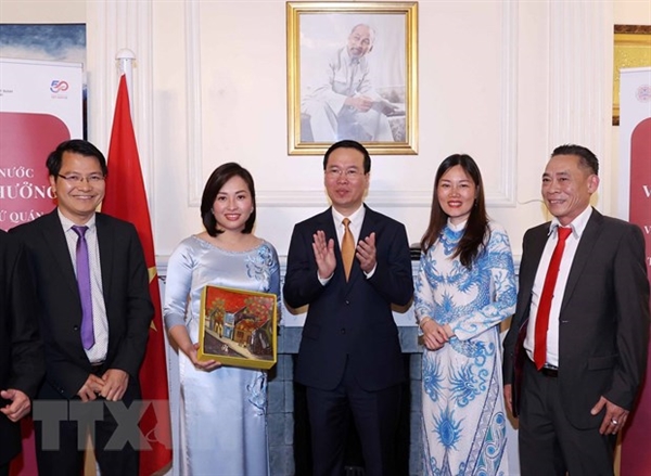 Chủ tịch nước Võ Văn Thưởng tặng quà lưu niệm cho Hội Người Việt Nam tại Anh. (Ảnh: Thống Nhất/TTXVN)