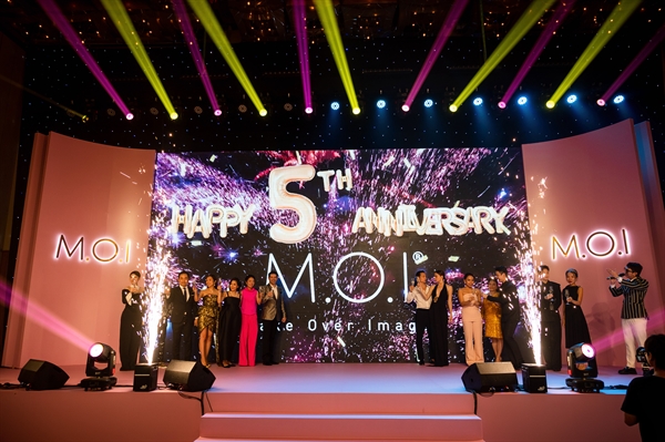 Ca sĩ Hồ Ngọc Hà chúc mừng kỷ niệm 5 năm thương hiệu mỹ phẩm M.O.I Cosmetics cùng những đồng nghiệp của mình. Ảnh: TL.