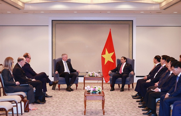 Prime Minister Pham Minh Chinh (R) meets with OECD secretary general Mathias Cormann. Photo by Duong Giang/Tuoi Tre.