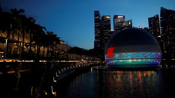 Quang cảnh một cửa hàng Apple tại Marina Bay Sands ở Singapore vào năm 2020. Ảnh: Reuters