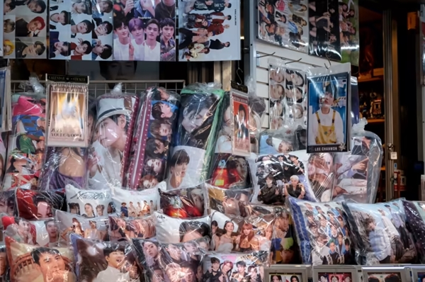 Những mặt hàng K-pop được bày bán trên một con phố nhỏ gần Chợ Gukje của Busan. Ảnh: Marco Ferrarese.