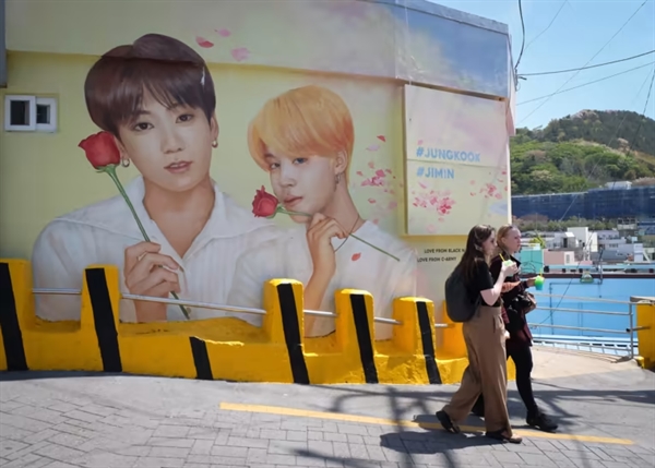 Một bức tranh vẽ các thành viên BTS ở Làng văn hóa Gamcheon, một trong những điểm thu hút khách du lịch nổi tiếng nhất của Busan. Ảnh: Marco Ferrarese.