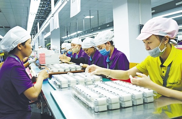 Production chain of chargers for Apple. Photo by baodautu.vn