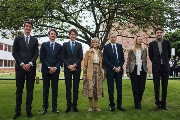 Tỉ phú giàu nhất thế giới Bernard Arnault và 5 người con cùng vợ hiện tại. Ảnh: Lewis Joly