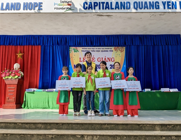 Đại diện CLD (Việt Nam) trao học bổng cho các em học sinh lớp 5 có thành tích học tập xuất sắc tại trường tiểu học Quảng Yên, tỉnh Phú Thọ