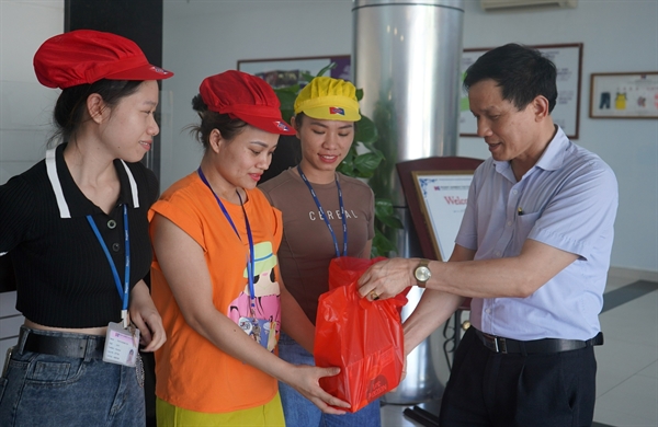 Sản phẩm của Nestlé Việt Nam được các đối tác trao tặng đến công nhân, người lao động tại KCN Lai Vu (Hải Dương).