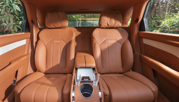 Một tính năng mới song hành cùng nội thất rộng rãi là Ghế Hàng Không Hạng Thương gia Bentley Airline Seat Specification. 