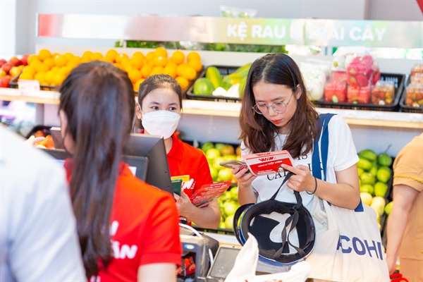 Người tiêu dùng Việt Nam đang đón nhận sự tiện lợi và dễ dàng của thanh toán số. Ảnh: T.L
