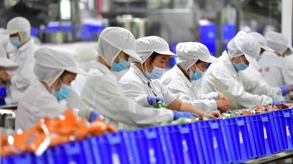 Công nhân đóng gói tại một công ty chế biến thực phẩm ở Liễu Châu, Quảng Tây, Trung Quốc. Ảnh: Getty Images.