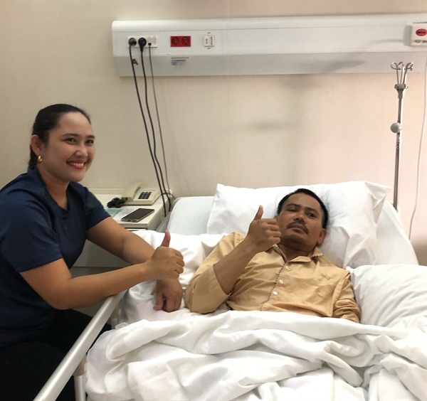 Hai vợ chồng thuyền viên người Philippines bày tỏ niềm hạnh phúc vì được các bác sĩ FV nỗ lực cứu sống (Ảnh: FV)