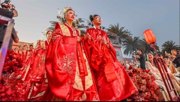 Một đám cưới tập thể ở thành phố Nam Ninh phía đông Trung Quốc vào tháng 5. Trong khi đó, nhiều người trẻ vẫn chọn trì hoãn việc kết hôn hoặc thích sống độc thân. Ảnh: Getty Images.
