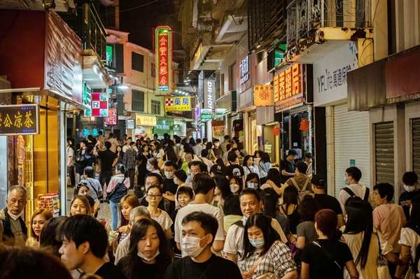Đường phố Macau đông đúc du khách vào Tuần lễ Vàng. Ảnh: Bloomberg.