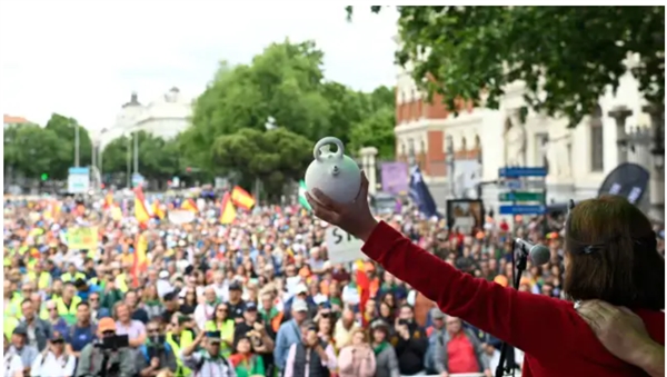 Một nông dân đưa ra một cái bình nước “rỗng” trong khi nói về hạn hán trong một cuộc biểu tình của các nông dân nhằm thu hút sự quan tâm đến điều kiện sống của người dân tại nông thôn tại Madrid (Nguồn: CNBC).