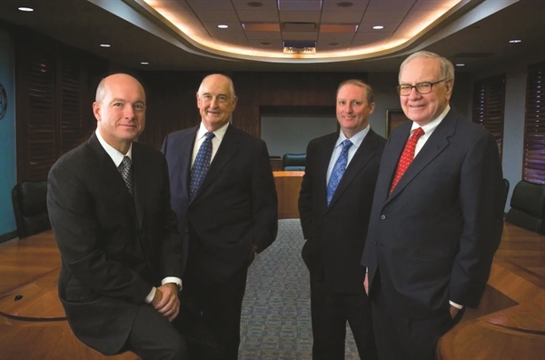 Tỉ phú Warren Buffet (ngoài cùng bên phải) và Greg Abel (thứ 2 từ phải sang). Ảnh: Bloomberg.