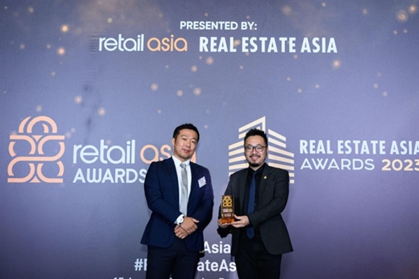 Đại diện PNJ (bên phải) nhận giải thưởng Retail Asia Awards cho hạng mục 
