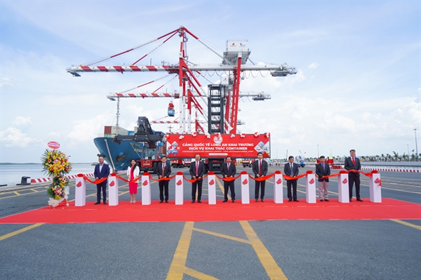 Lãnh đạo Đảng - Nhà nước tham gia nghi thức cắt băng Khai trương dịch vụ khai thác Container tại Cảng Quốc tế Long An.